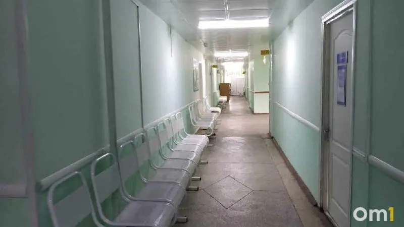 Пациентке из Омска провели экстренный остеосинтез при переломе шейки бедра — уже через несколько дней она начала передвигаться с опорой.