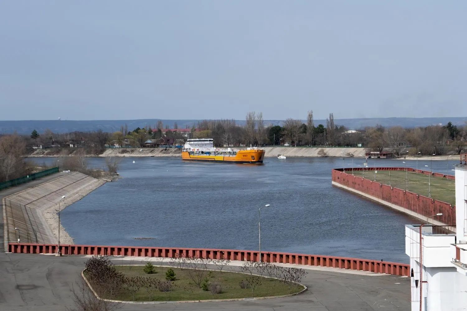 Из‑за атак беспилотников в Азовском море приостановили проход по Азово‑Донскому каналу. Остановку связывают с повреждением ряда судов — это может затронуть экспорт пшеницы и привести к перебоям с поставками топлива.