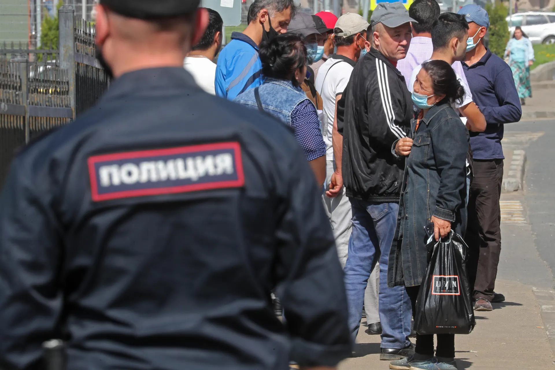 Правительство подготовило поправки ко второму чтению законопроекта об обязательной депортации: в перечень оснований для безальтернативного выдворения хотят включить дискриминацию и неповиновение требованиям пограничника.