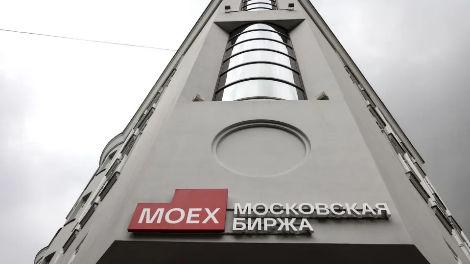 После сильной июньской распродажи индекс Мосбиржи возобновил снижение — обновлены минимумы, под давлением облигации и топливный кризис; в понедельник под ударом БПЛА оказался Омский НПЗ.