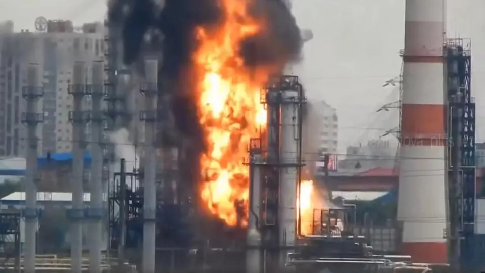 Остановка ряда крупных НПЗ после атак дронов привела к дефициту бензина — часть нехватки покрывается импортом и запасами. Власти ввели ограничения на экспорт дизтоплива и усиливают импорт.