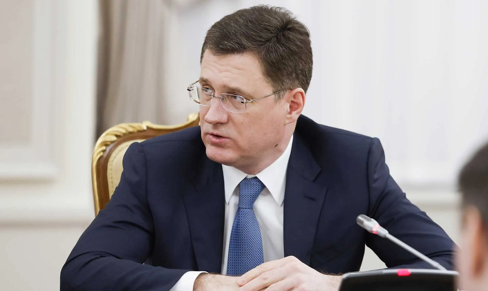 Вице‑премьер заявил, что в целом в стране достаточно бензина и дизеля; отдельные перебои на АЗС связаны с логистикой и оперативно устраняются. В регионах вводят режимы готовности из‑за нехватки топлива.