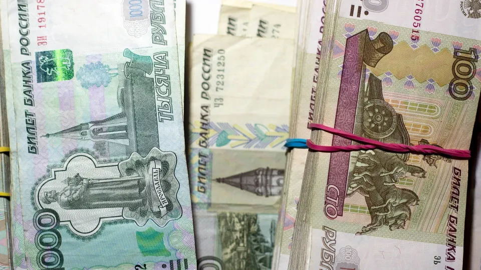 С начала июля спрос населения на наличные резко увеличился: за первые две недели июля в обращение добавилось сотни миллиардов рублей. Это совпало с ростом проблемных кредитов и увеличением заимствований банков у Центробанка.