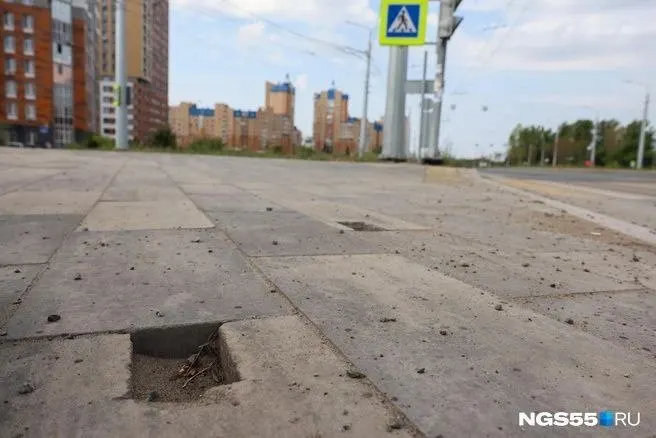 Жительница Омска заявила, что бульвар Архитекторов после ремонта выглядит неухоженно, и за состоянием улицы никто не следит; городской департамент сообщил, что работы продолжаются.