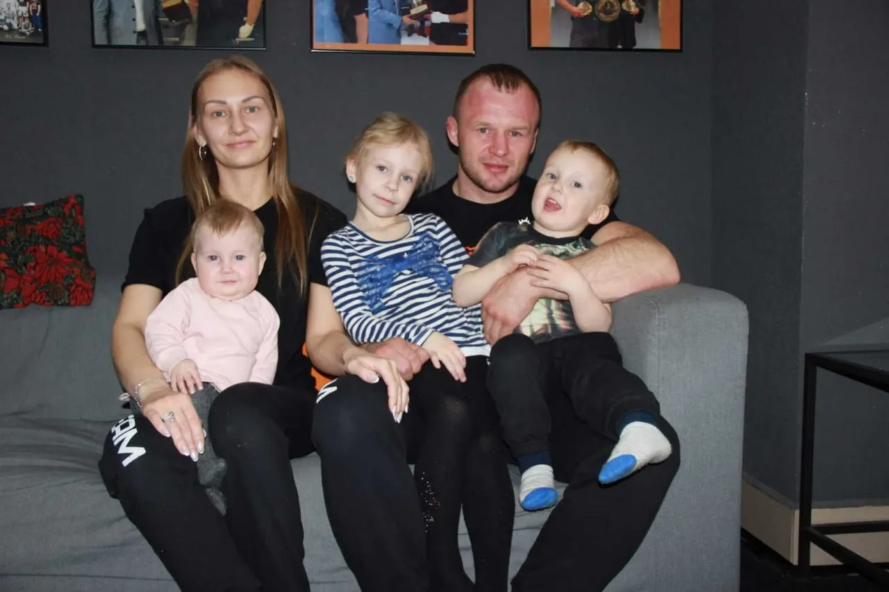 Известный омский боец сообщил имя своей новорожденной дочери Амелии; мама и малышка чувствуют себя хорошо, а семье теперь принадлежит радость трёх дочерей и трёх sons.
