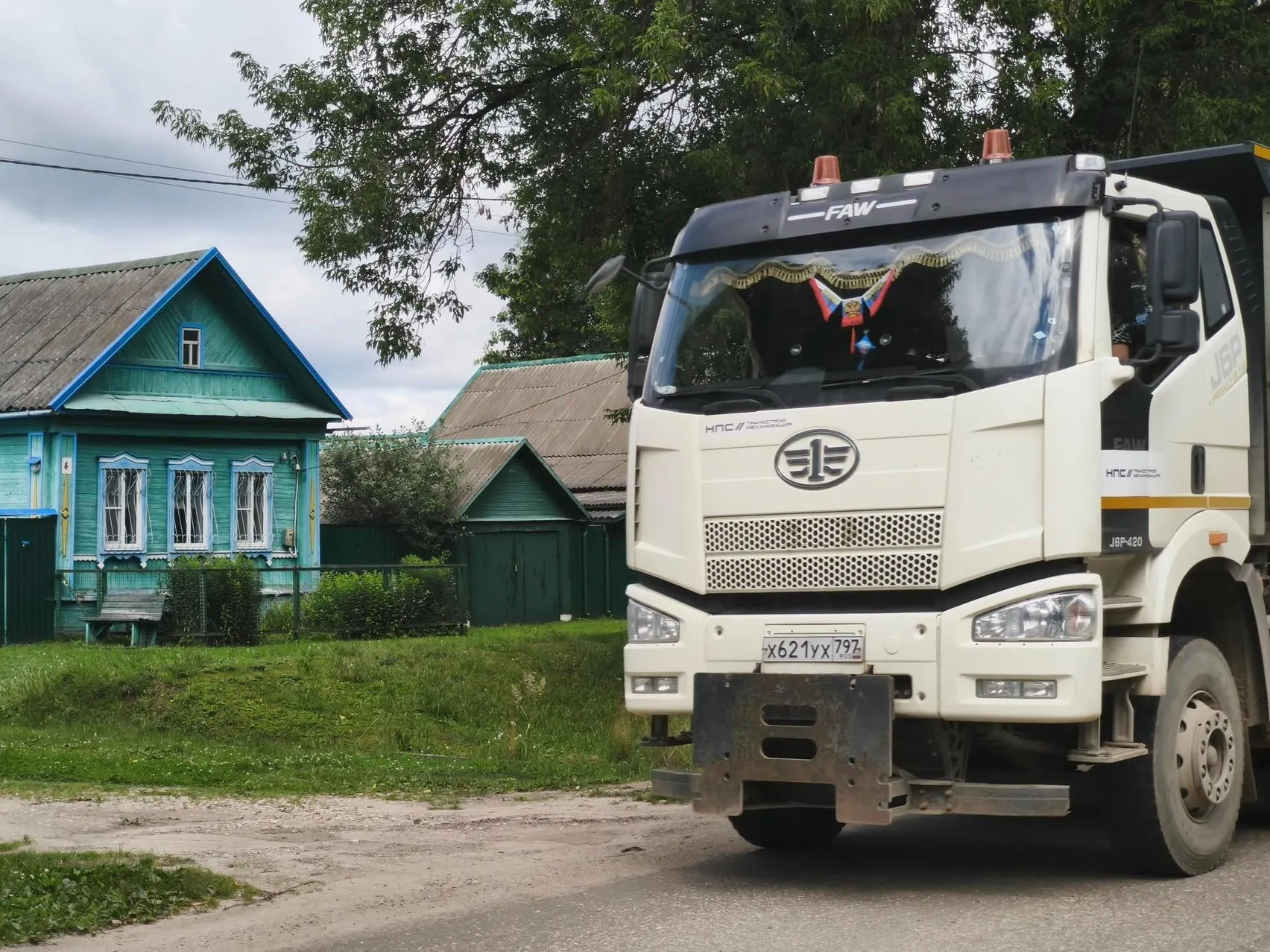 Часть домов отобрали под стройку, другие вынуждены приспосабливаться к соседству с многотонной техникой и приближающимися поездами.