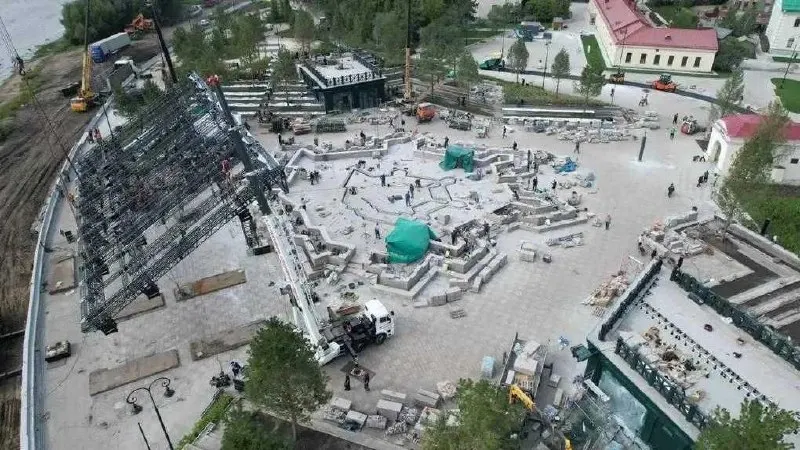 Сегодня вечером в Омске стартует обновлённое пространство у Омской крепости с запуском мультимедийного фонтана и праздничной программой на двух площадках — на набережной Иртыша и Соборной площади.