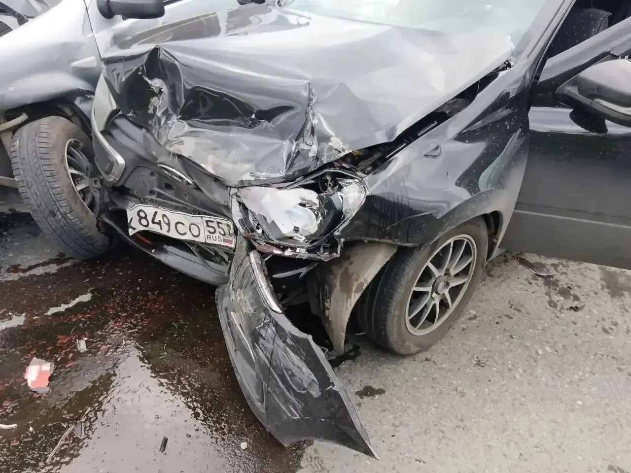 25-летний водитель Renault Sandero не пропустил автомобиль по главной дороге; в результате аварии пострадали водитель Renault Sandero, водитель Lada Granta и дети-пассажиры — 11-летний мальчик и 6-летняя девочка; водитель Lada Granta получила медицинскую помощь.