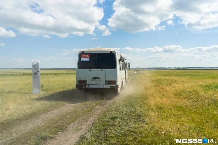 После отзыва лицензии у перевозчика три маршрута пребывают без обслуживания; Минтранс объявляет открытый конкурс на выполнение перевозок.