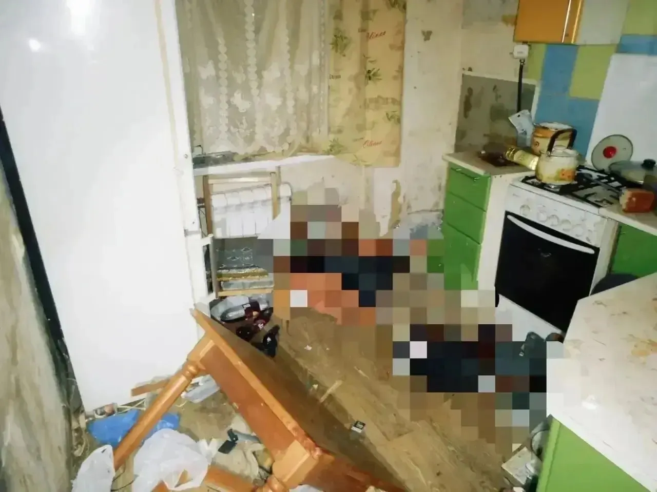В Омске суд вынес наказание в виде 18 лет колонии строгого режима мужчине, который избил знакомого молотком и ногами; пострадавший был инвалидом II группы, тело нашли соседи спустя несколько дней.