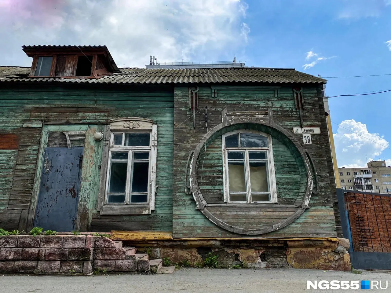 Здание и прилегающая земля принадлежат федеральной собственности. Заявки принимаются до 28 сентября, торги пройдут 2 октября.