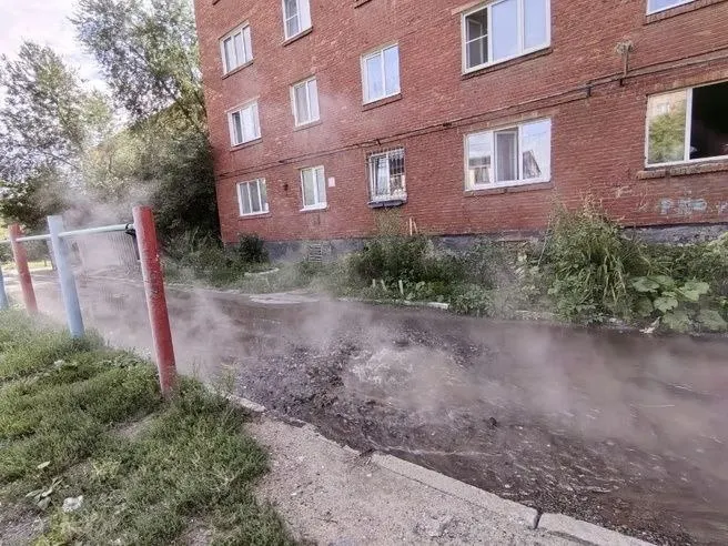 Во дворе дома №155 на улице Декабристов в Омске произошёл порыв подземного водопровода — двор залило кипятком; ремонт обещают в ближайшие недели.