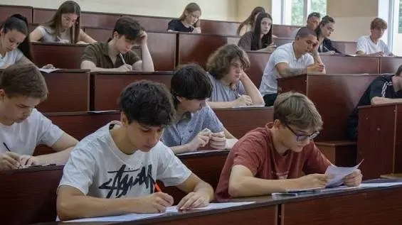Приемные кампании в крупных городах продлены, но спрос на бюджетное медицинское обучение падает на фоне нового порядка отработки и ужесточения штрафов.