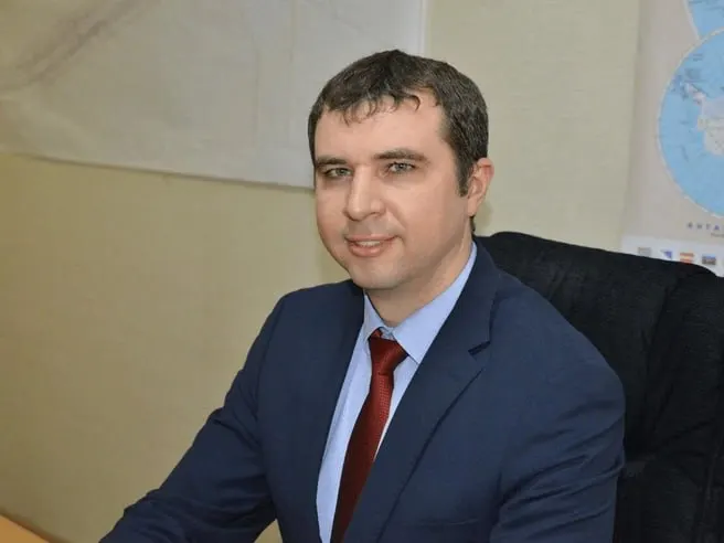 Прокуратура подала иск; суд вынес приговор, установив халатность и незаконное завышение расходов на дорожные работы.