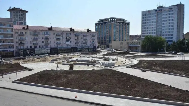 На площади ведётся укладка гранитной плитки, облицовка постамента и подготовка места под установку символа «Держава». После благоустройства появятся освещение, летний водопровод и озеленение, а территория войдёт в концепцию исторического центра города.
