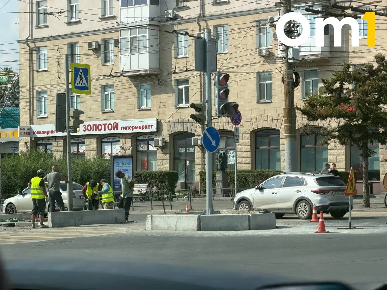 На перекрёстке Ленина и Масленникова начались работы по поднятию бордюра и расширению пешеходной зоны после смертельного ДТП на площади.