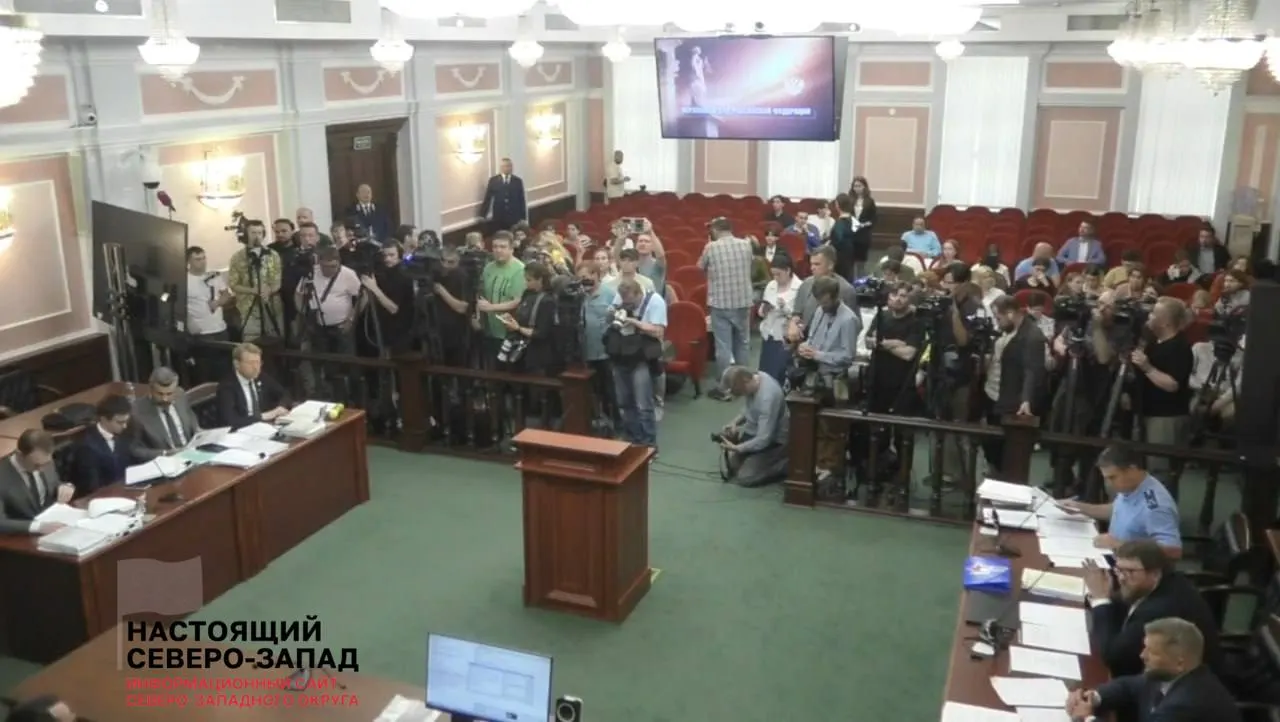 Иск подала партия «Родина». В жалобе — претензии к нарушениям авторских прав за использование цитаты «Пусть всегда будет солнце», изображения голубя и картинки, созданной ChatGPT, а также обвинения в оплачиваемой агитации и признаках экстремизма за критику войны и власти.