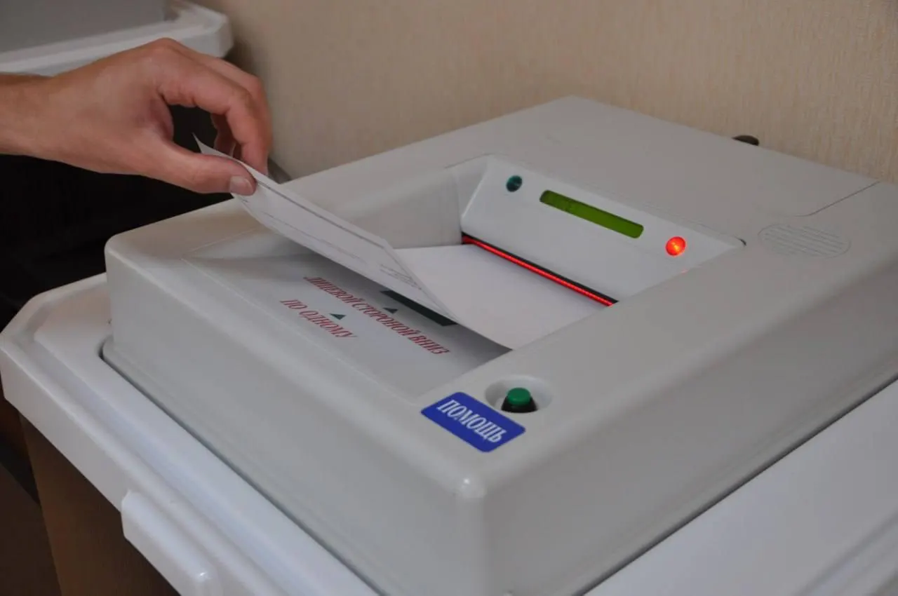 Из-за санкций в регионах возник дефицит электронных комплексов обработки бюллетеней (КОИБ), что может привести к ручному подсчету бюллетеней на выборах.