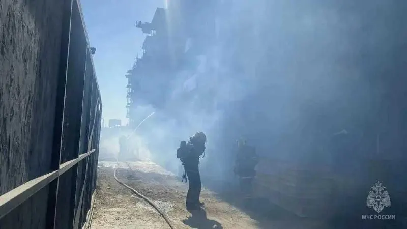 Пожар на строительной площадке в Омской области унес три жизни; ещё один пострадавший умер в реанимации. 11 человек пострадали, двое перевезены в ожоговый центр Нижнего Новгорода, ещё трое остаются в Омском региональном ожоговом центре.