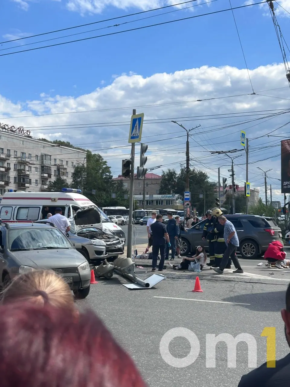 Автомобиль сбил людей на островке безопасности на Ленинградской площади Омска; на месте работают спасатели, полиция и медики.