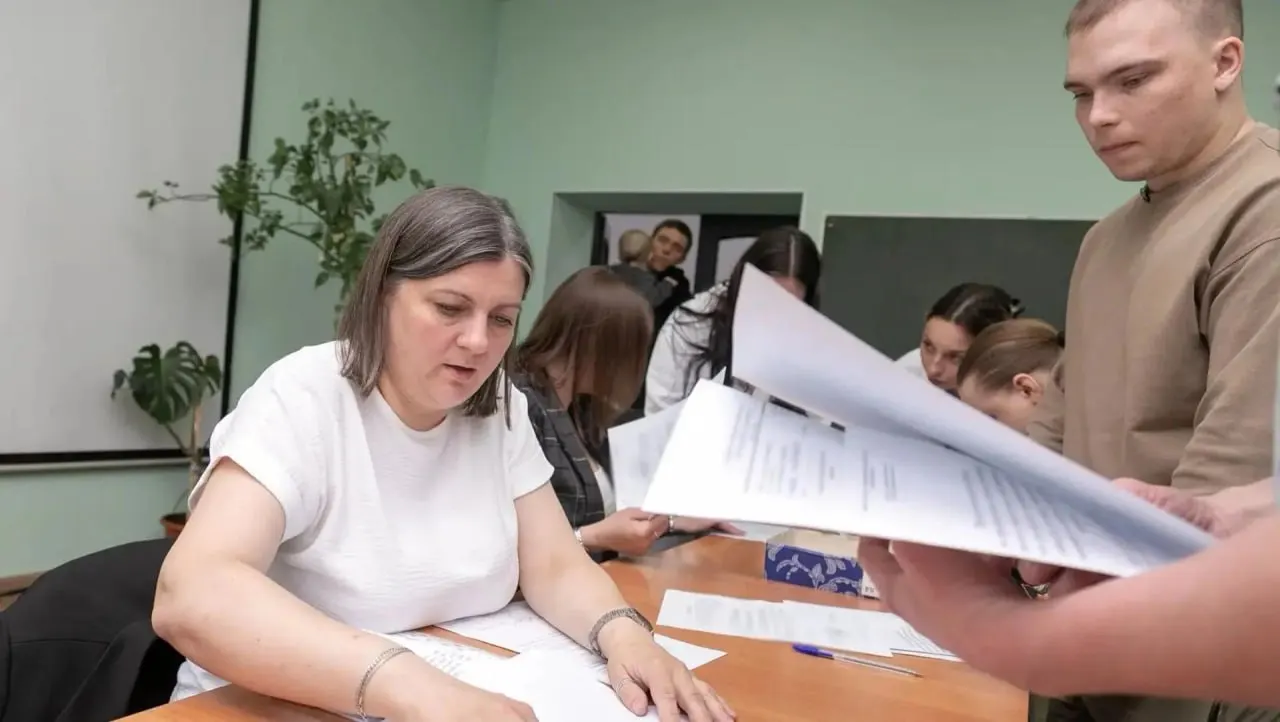 165 субсидий на жильё выданы в регионе; выплата — 2,9–3,6 млн рублей за квартиру; ещё 16 получателей выбирают жильё; до конца года планируется передать ещё партию квартир в Омске.