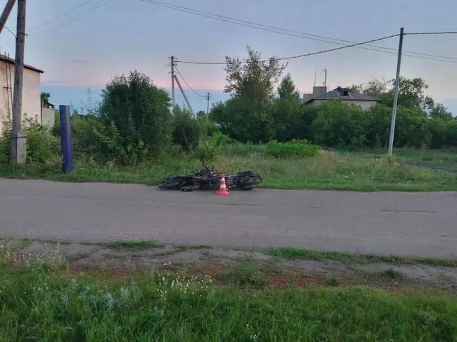 В Омской области произошло столкновение двух мопедов в Нововаршавском районе. Пострадали три подростка.