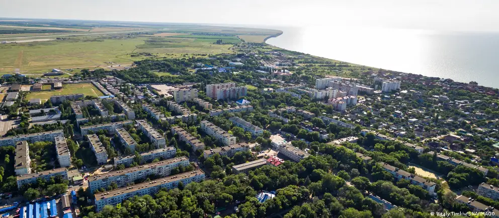 Ночная атака беспилотников в Ейском районе унесла жизни двух детей и ранила двоих взрослых; последствия происшествия уточняются.