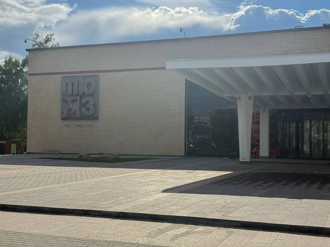 Анонс уличной постановки перед Омским ТЮЗом: где и когда смотреть.