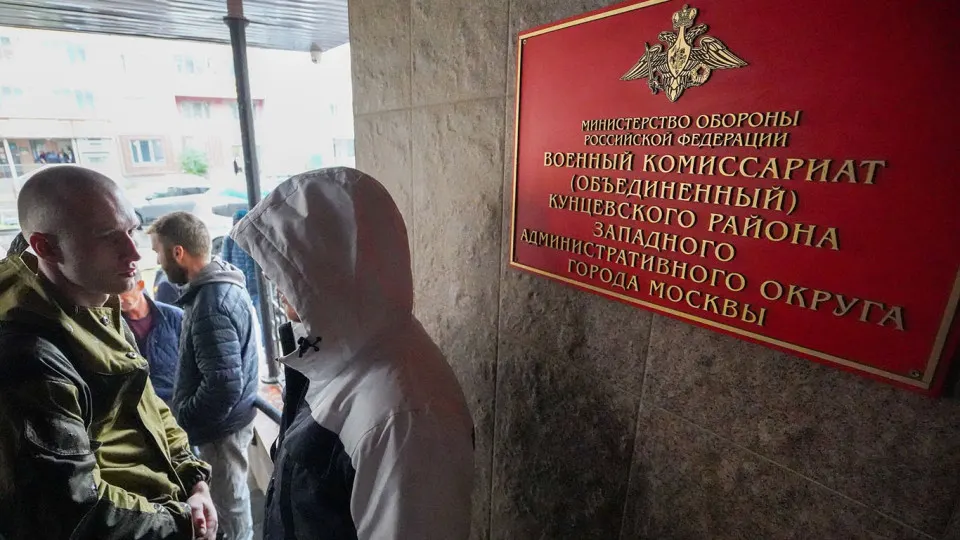 Официальные лица называют слухи дезинформацией; эксперты предупреждают о рисках для стабильности и призывают к осторожности.