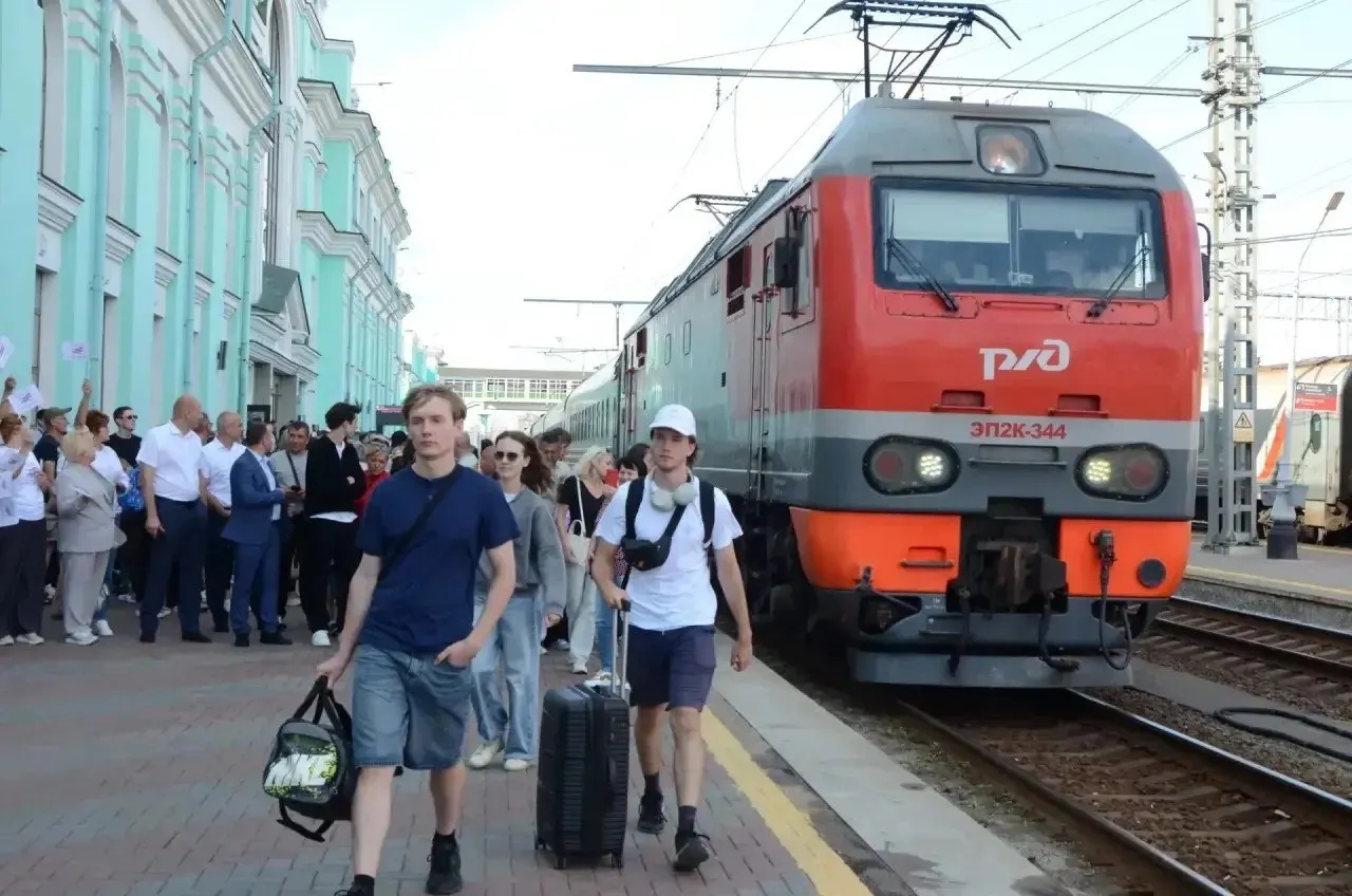Пассажирский поезд Владивосток — Москва, оформленный к парламентским выборам, сделал остановку на омском вокзале в рамках всероссийской информационной кампании.