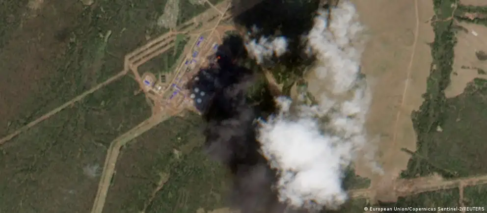 После удара по НПЗ Лукойл - Пермнефтеоргсинтез произошёл пожар; власти заявили о сбитии беспилотников и введении ограничений на полёты в пермском аэропорту.