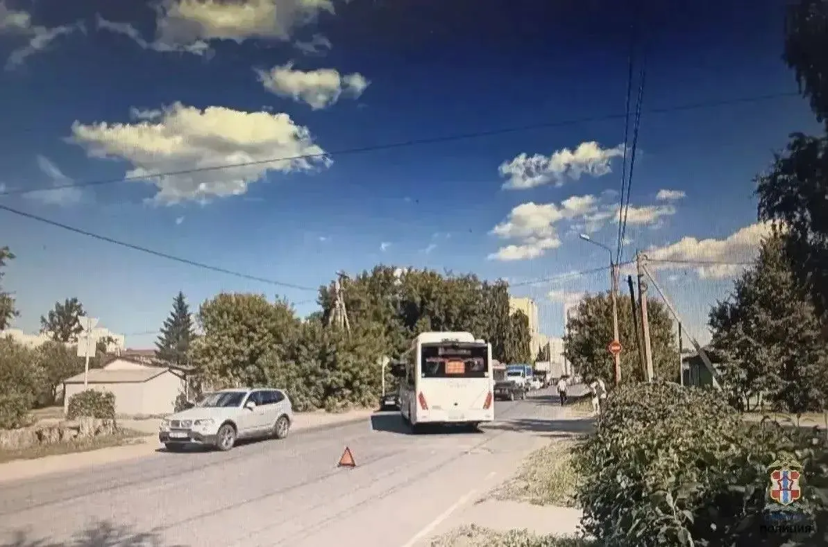 На нерегулируемом перекрёстке Омска автобус маршрута 42 столкнулся с автомобилем Nissan Sunny. Пассажирка получила травмы, проводится расследование.