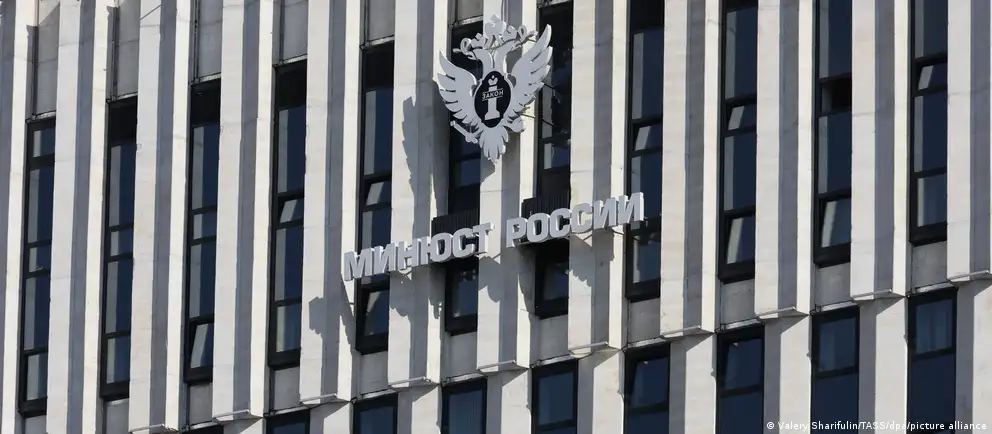 Министерство юстиции расширило перечень нежелательных организаций, включив в него иностранные структуры, в числе которых фонд HRF под руководством Юлии Навальной и Исследовательский центр Восточной Европы; перечислены проекты и лица, которые якобы распространяют дезинформацию и поддерживают запрещённые организации.