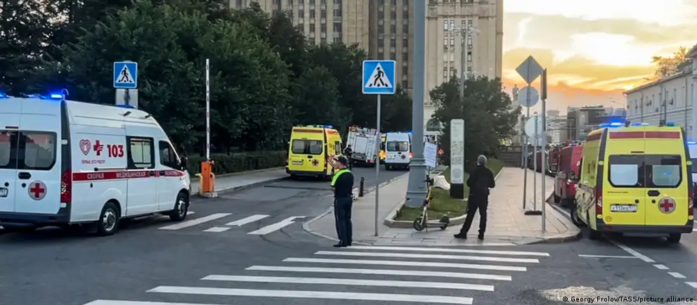 В результате взрыва у ресторана в центре Москвы погибли семь человек, следствие рассматривает версию покушения на главнокомандующего ВКС Александра Чайко. Мэр назвал происшествие терактом, возбуждено уголовное дело.