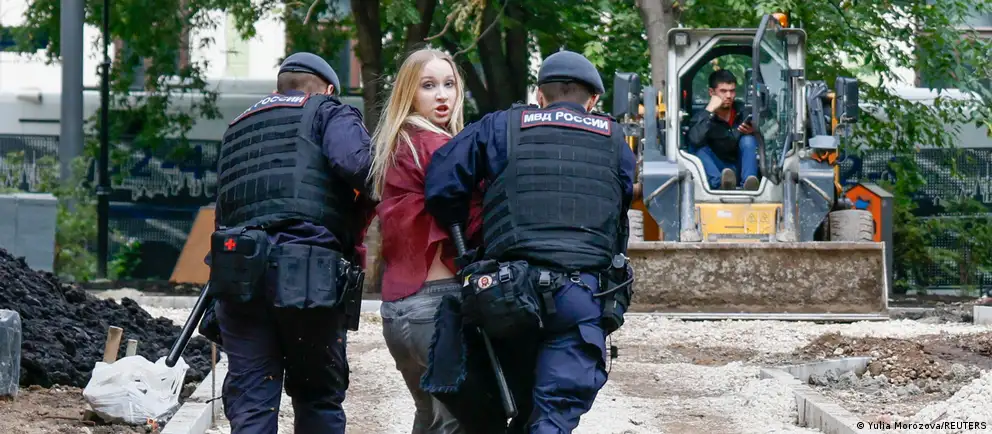Перед зданием Верховного суда Москвы задержали десятки участников акций; сообщили об изъятии телефонов у задержанных, суд рассмотрел апелляцию партии «Яблоко» на недопуск к выборам.