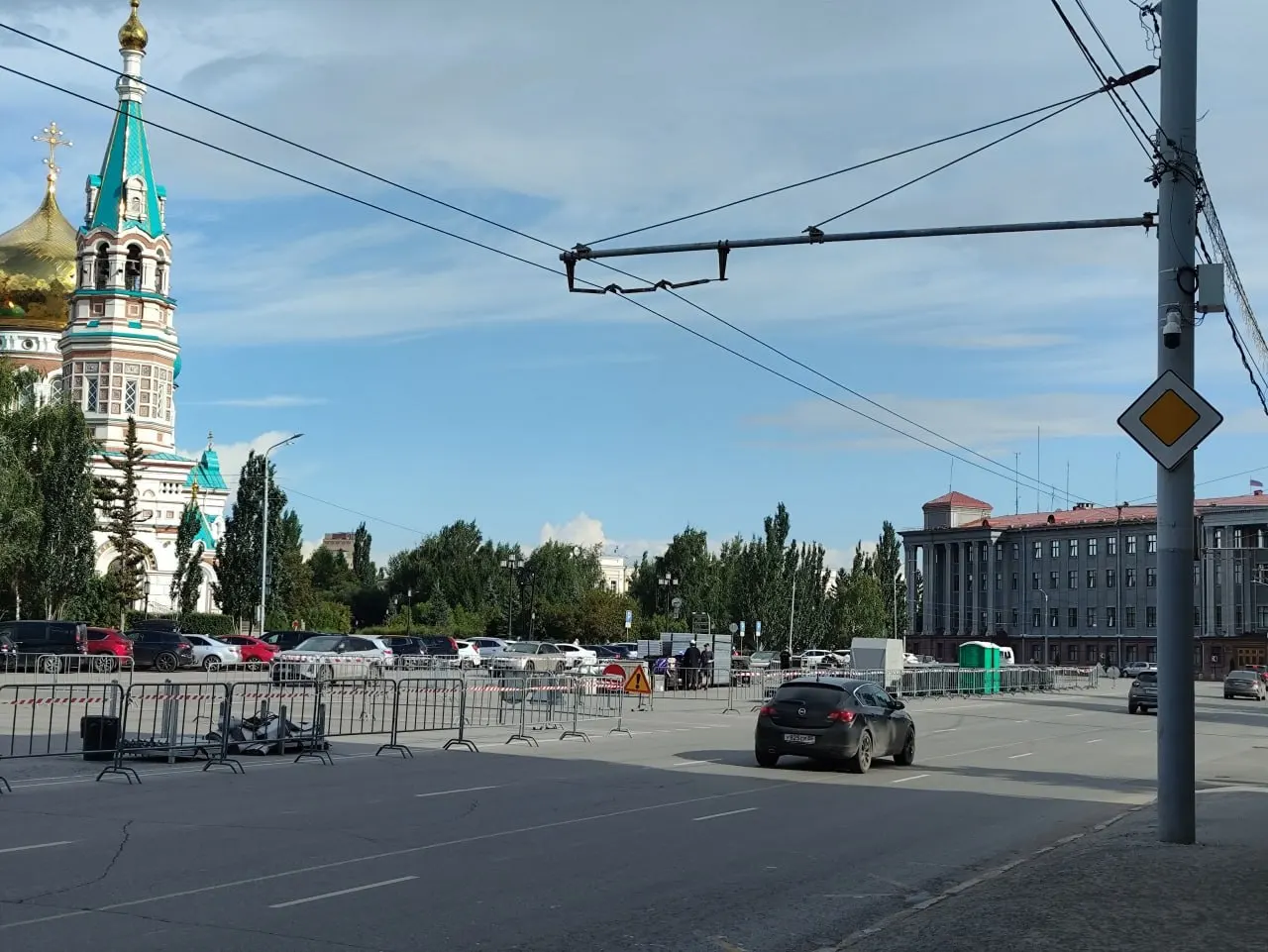 На Соборной площади устанавливают сцену к концерту 28 августа; открытие обновлённой набережной Иртыша с большим фонтаном начнётся вечером, концерт запланирован на 20:30.