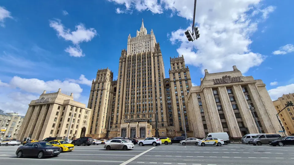 Москва заявляет, что временные прекращения боевых действий возможны только после устранения первопричин кризиса, а также критикует западные страны за роль в ситуации и подчеркивает готовность к дипломатическому урегулированию при политической воле.