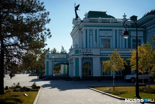 В Омске объявлен тендер на капитальный ремонт фасада Омского драматического театра; бюджет контракта — 63 миллиона рублей.