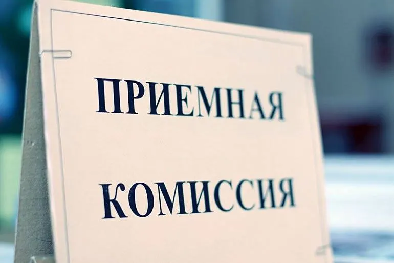 Из-за роста числа выпускников ЕГЭ с максимальными баллами спрос на бюджетные места превысил предложение, что привело к нехватке мест в вузах и обсуждению возможности перераспределения.