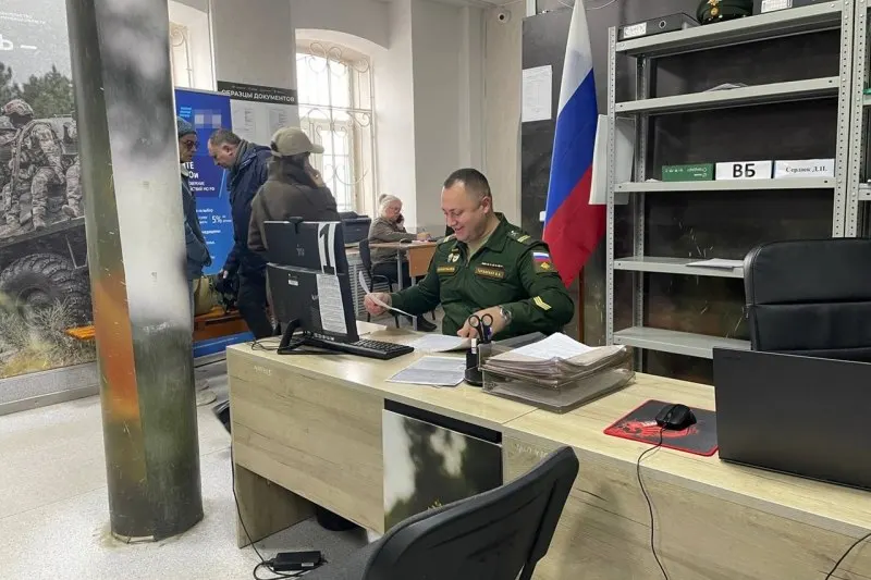 Официальные лица опровергли слухи о мобилизационных планах; аналитики отмечают психологическое давление как цель подобных материалов.