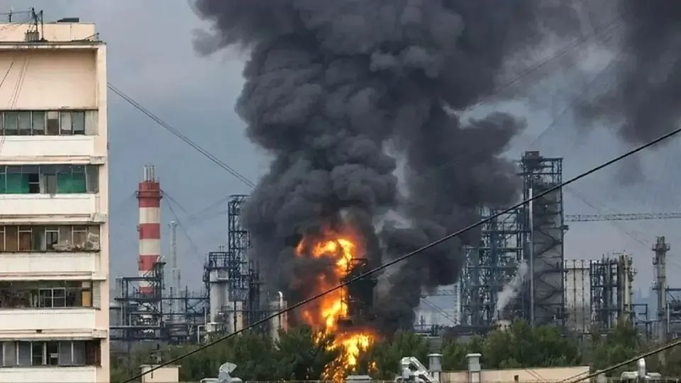 Удары дронов по нефтяной отрасли снизили переработку в России до минимального уровня за годы, удар по Омскому НПЗ в июле стал эпицентром кризиса.
