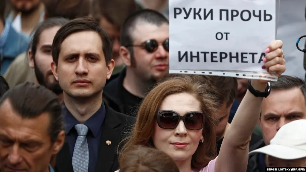 Масштабная блокировка VPN-сервисов затронула десятки сервисов и вызвала перебои у пользователей обхода блокировок; эксперты оценивают последствия для доступа к интернету.