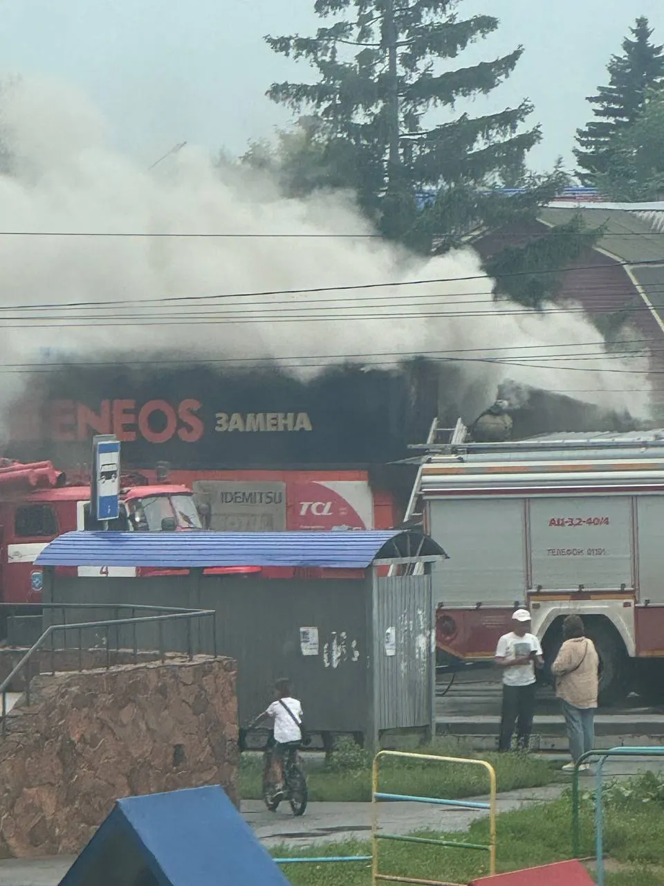 Пожарные ликвидировали открытое горение на площади около 180 кв.м; движение по улицe временно перекрыто. Пострадавших нет, причины возгорания устанавливаются.