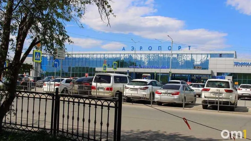 Рейс Омск — Сочи задержан на 14 часов 10 минут; причина — позднее прибытие самолета и введённые меры безопасности.
