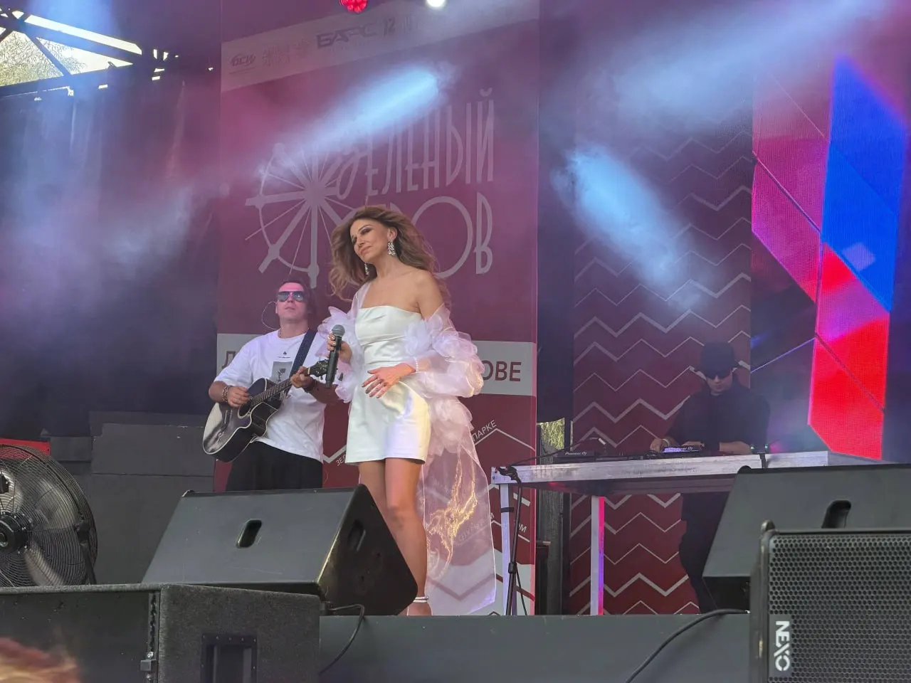 На сцeну вышла звезда Ирина Нельсон (REFLEX). Далее выступят Hi-Fi и Гарик Богомазов. Прямые трансляции доступны.