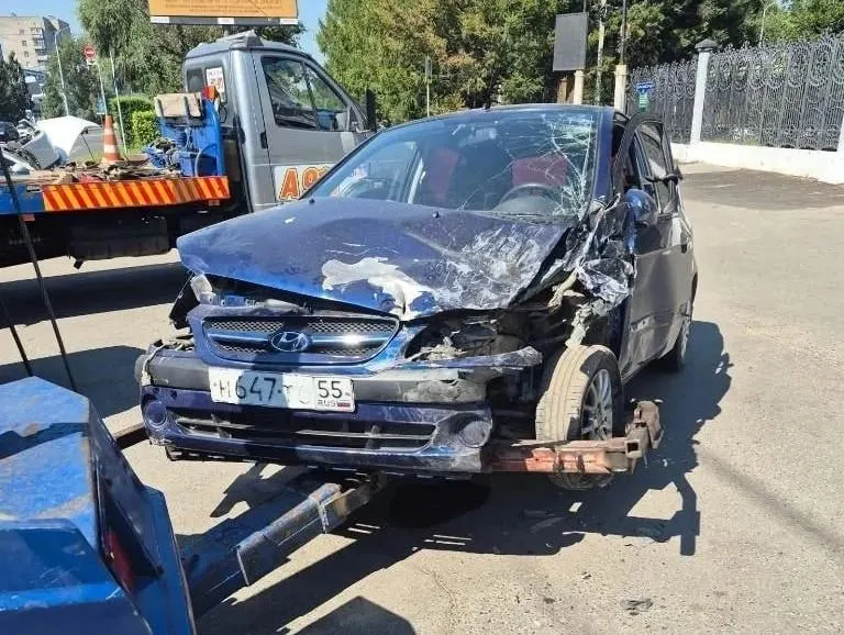 32-летний водитель Nissan выехал на встречку и столкнулся с Hyundai; пострадали оба водителя, годовалый ребёнок и 28-летняя женщина из Nissan.