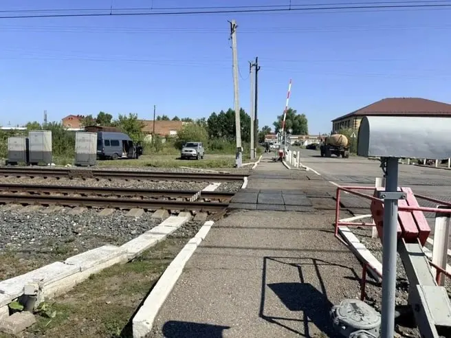 На ж/д переезде возле станции Любинская под Омском грузовой поезд сбил пенсионерку. Транспортная полиция устанавливает обстоятельства.