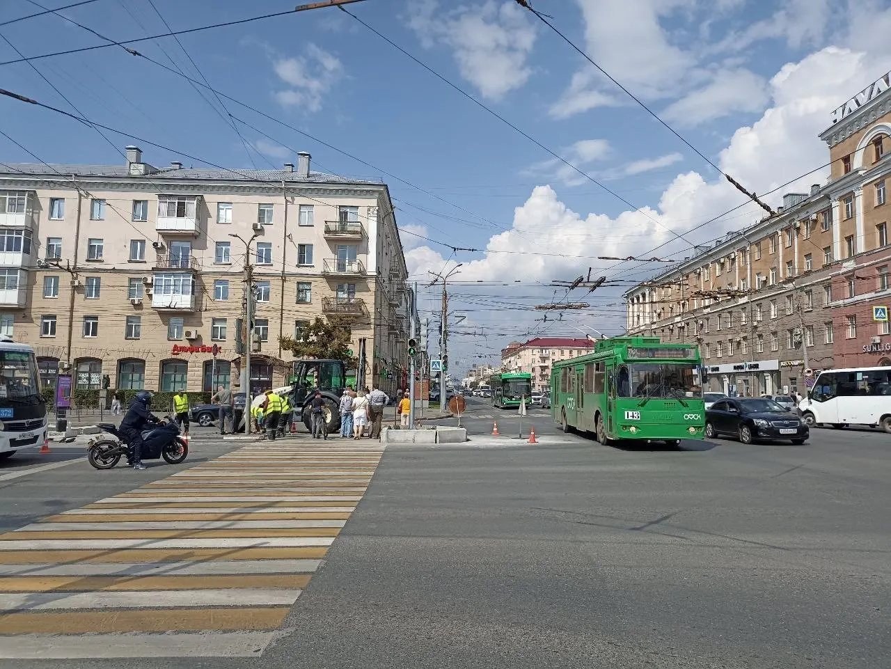 На Ленинградской площади Омска начались дорожные работы по обустройству островка безопасности. Планируется расширение накопительной зоны и приведение полос движения в соответствие.