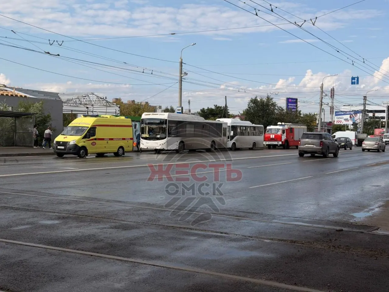 Утром на остановке «9-я линия» столкнулись два автобуса; имеются пострадавшие. Обстоятельства ДТП устанавливаются.