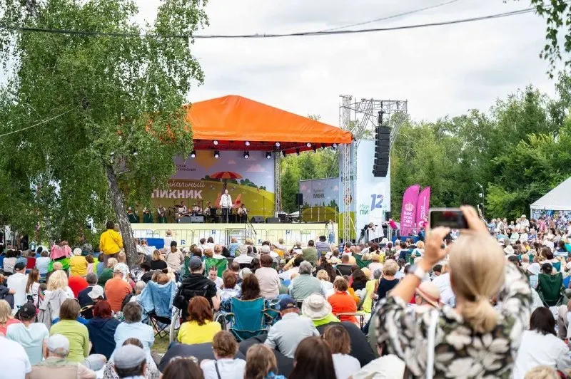Фестиваль демонстрирует культурное богатство региона: выступления Омского академического симфонического оркестра, хора Омской филармонии и солистов.